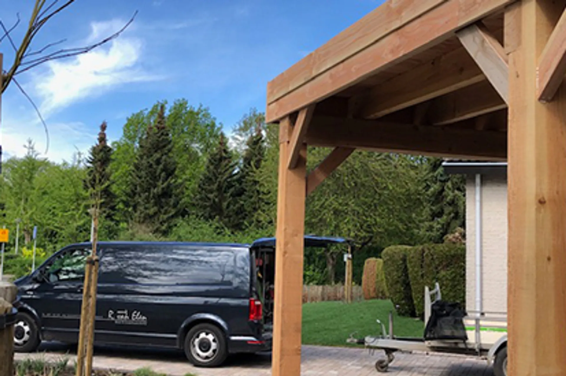 Elen Bouw bedrijfswagen bij een bouwproject