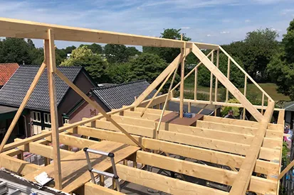Nieuwbouwproject met houten dakspanten