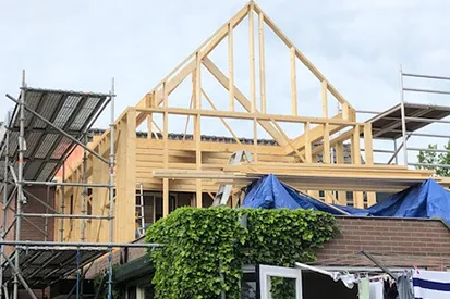 Nieuwbouwproject in aanbouw met houten dakconstructie