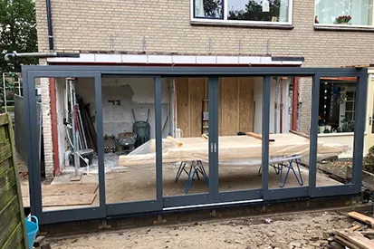 Afgeronde verbouwing met moderne aanbouw en glazen deuren