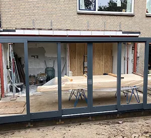 Afgerond bouwproject door Elen Bouw - moderne aanbouw met glazen deuren