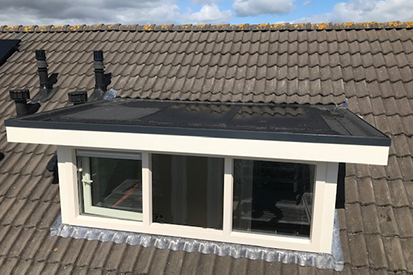 Dakkapel met nieuw geplaatste dakramen